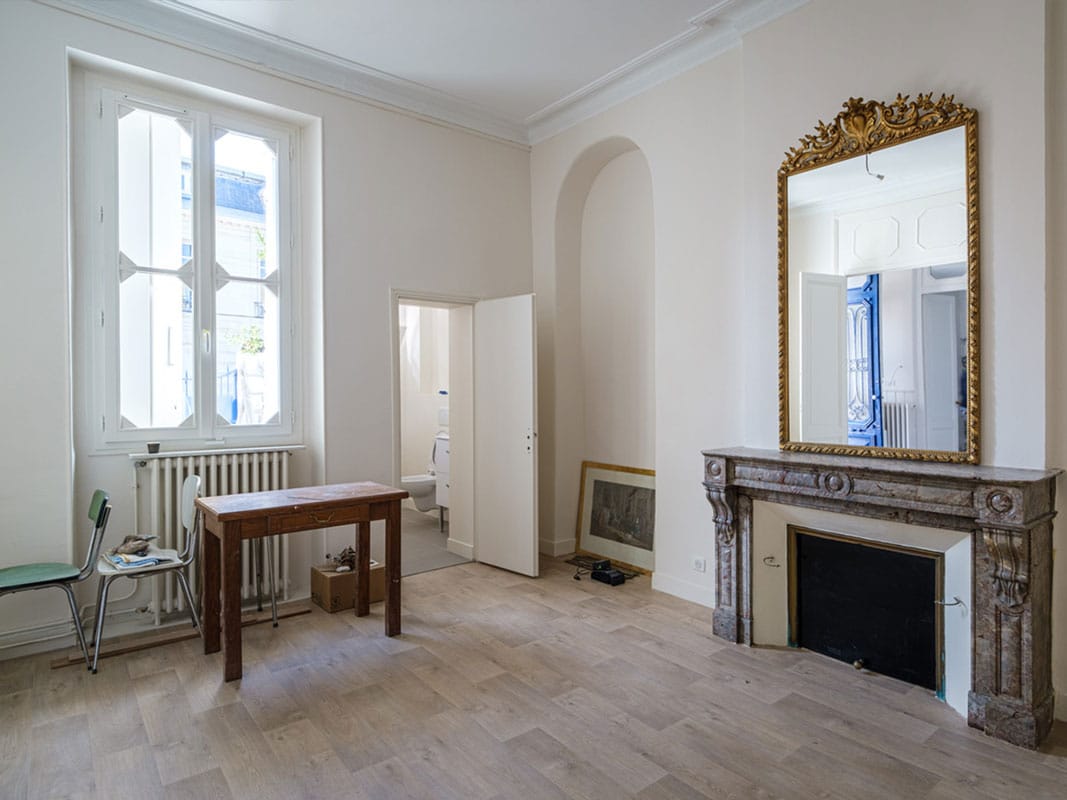 Revêtement de sol clair posé dans un intérieur rénové à Bordeaux